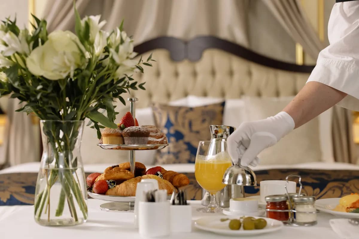Imagen de ejemplo de BookNoFees: mesa de desayuno con pasteles, flores y jugo de naranja servido
