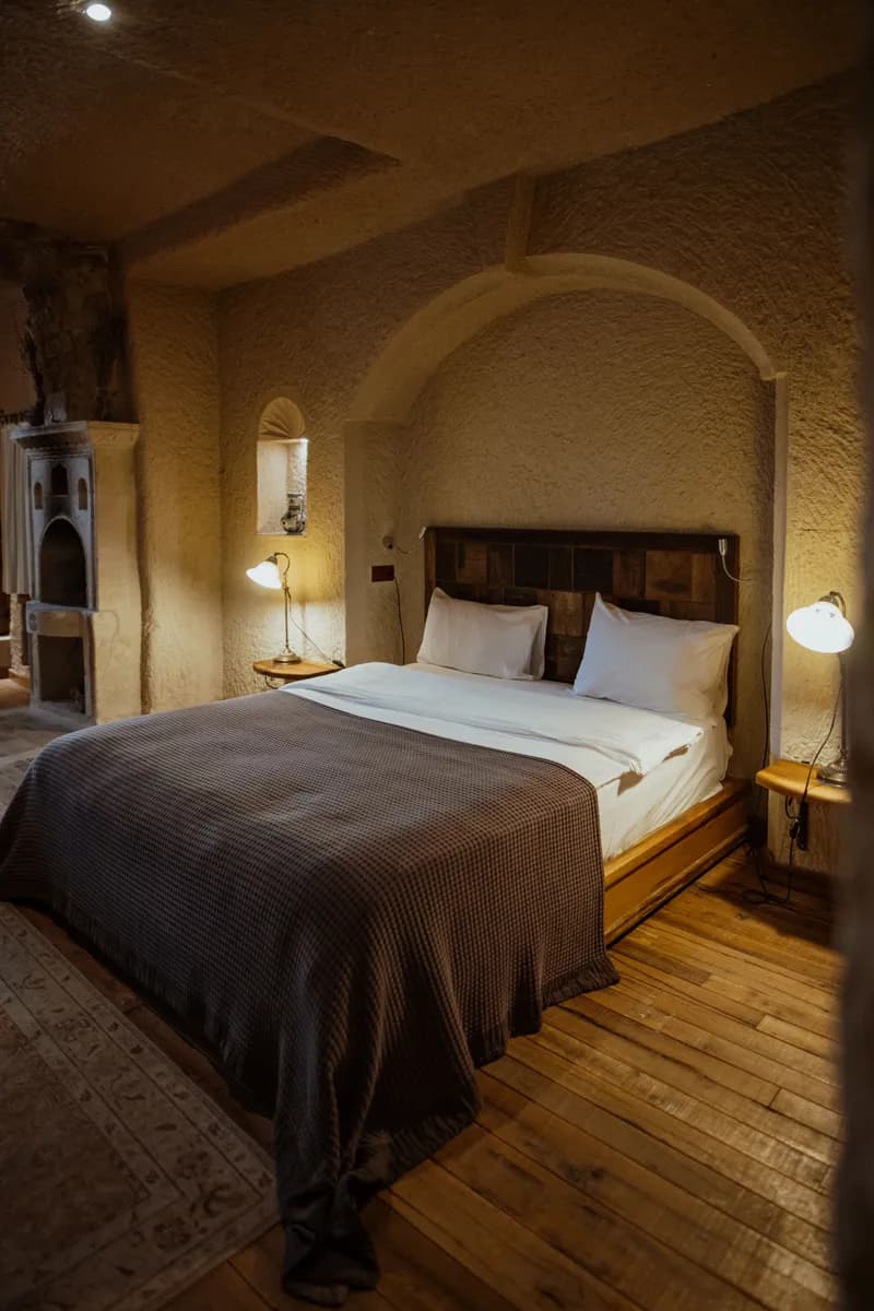 Imagen de ejemplo de BookNoFees: Habitación con bóveda de roca clara y luz cálida