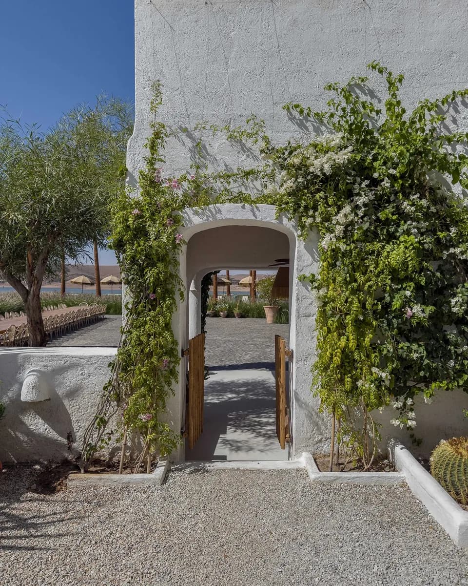 Imagen de ejemplo de BookNoFees: Arco de piedra y escalera en un jardín mediterráneo