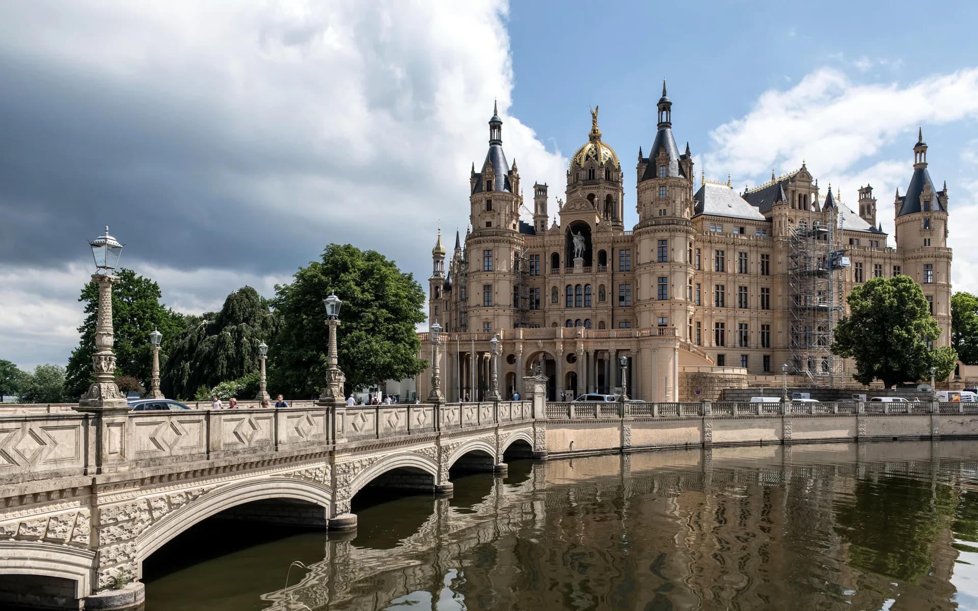 Imagen de ejemplo de BookNoFees: El castillo de Schwerin con sus torres y el puente sobre el agua