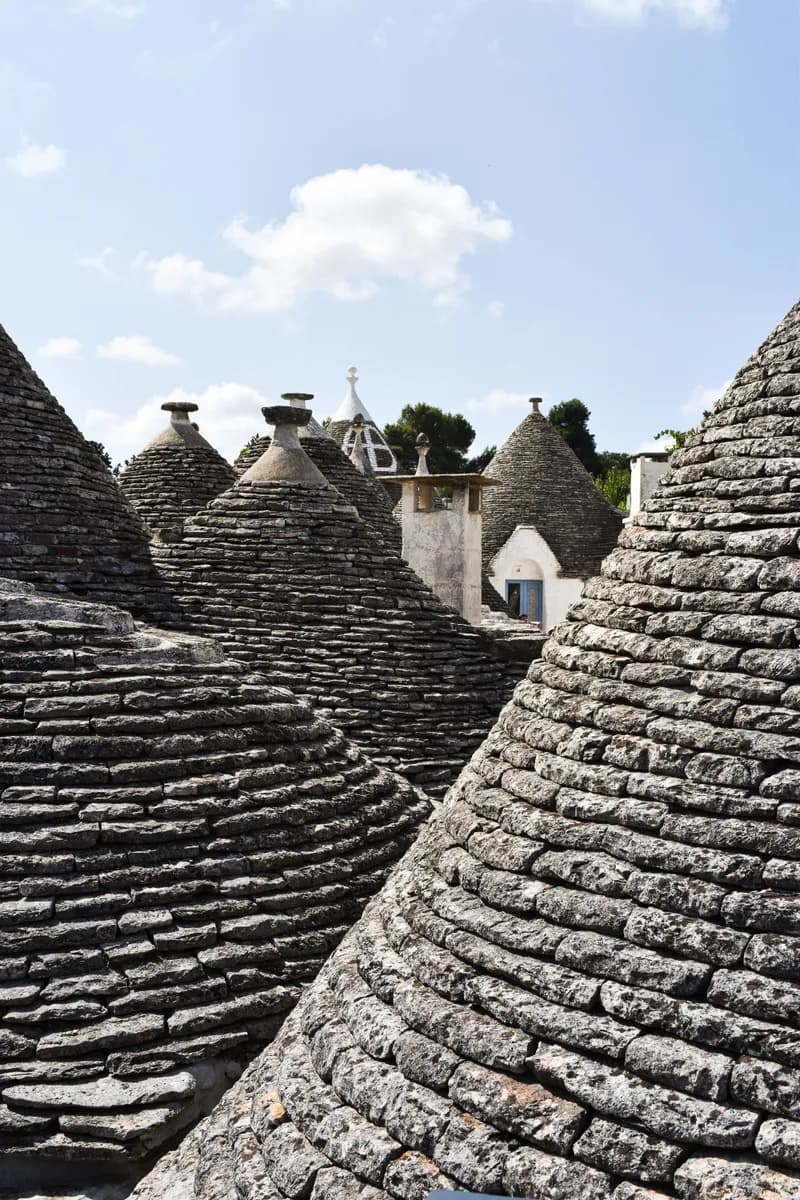 Imagen de ejemplo de BookNoFees: Techos cónicos de piedra de los trulli, muy juntos unos junto a otros