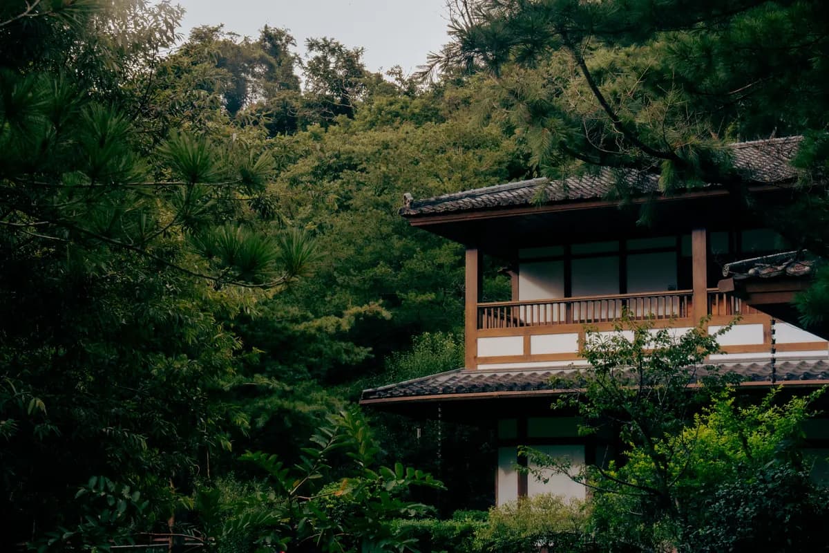 Imagen de ejemplo de BookNoFees: Construcción tradicional de madera entre árboles en Taiwán