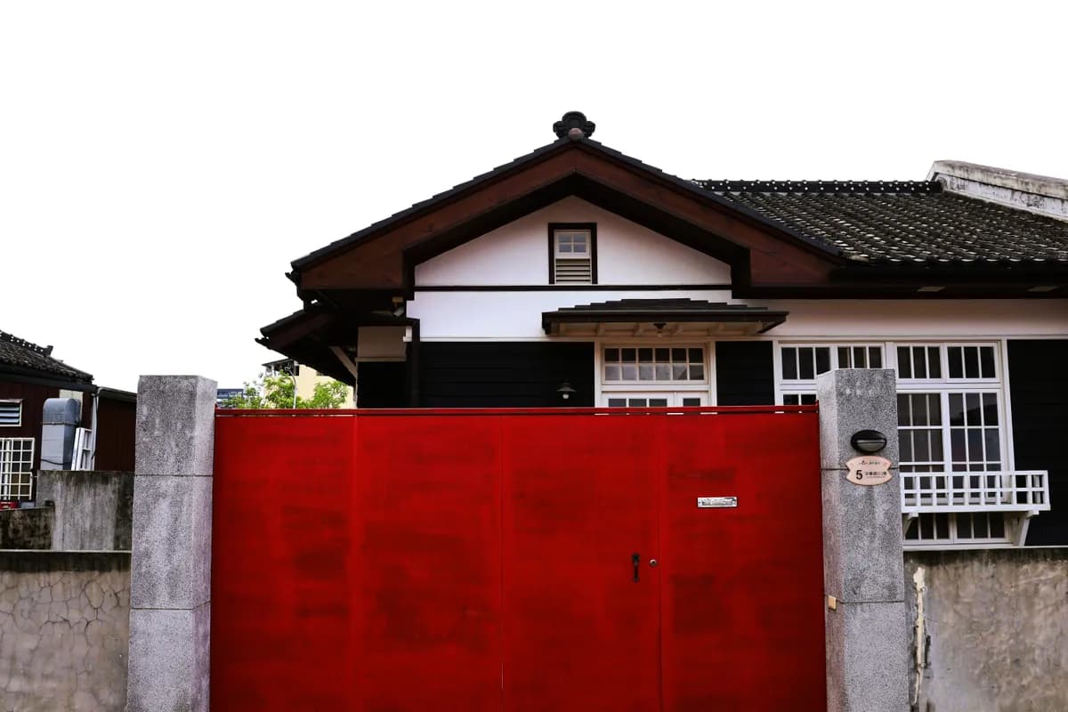 Imagen de ejemplo de BookNoFees: Casa tradicional con puerta roja en Taiwán