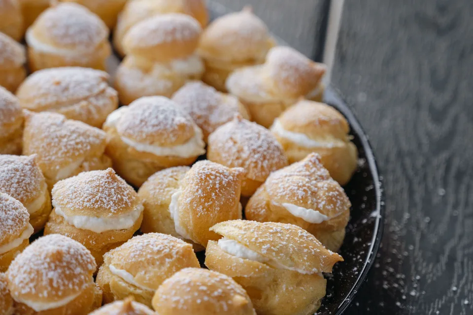 BookNoFees: Foto de ejemplo: Profiteroles espolvoreados con azúcar en polvo