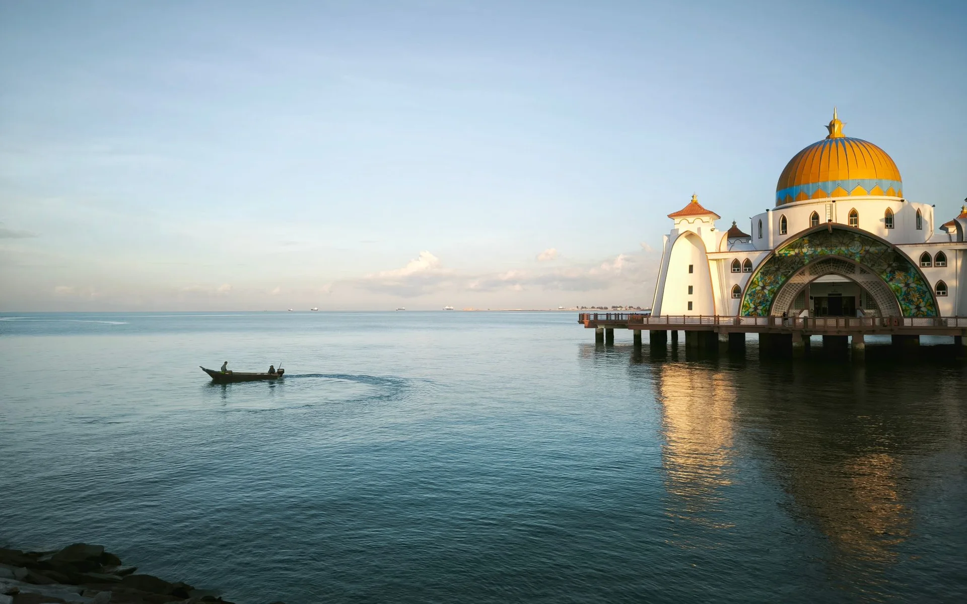 La mezquita de la calle Malakka y un barco de pesca a orillas del agua