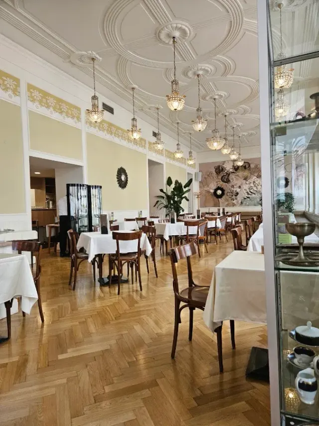 BookNoFees: Cafetería – Kavarna Union – Ljubljana – Cafetería Union, foto 2