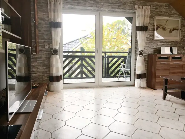 BookNoFees: renta vacacional en Balve – WaldLoft en Balve con balcón, chimenea y tina