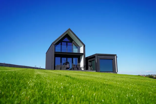 BookNoFees: Una casa elegante rodeada de naturaleza, con sauna y jacuzzi – Rusinowo