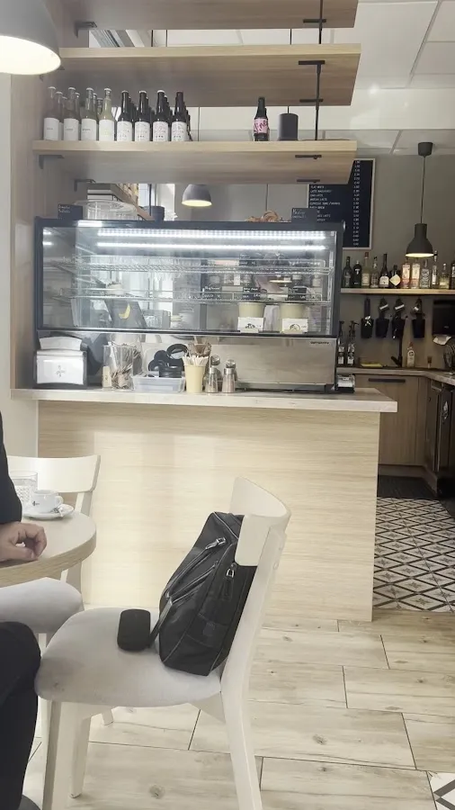 BookNoFees: Cafetería – Mills Coffee – Bratislava – Mills Coffee, foto 3