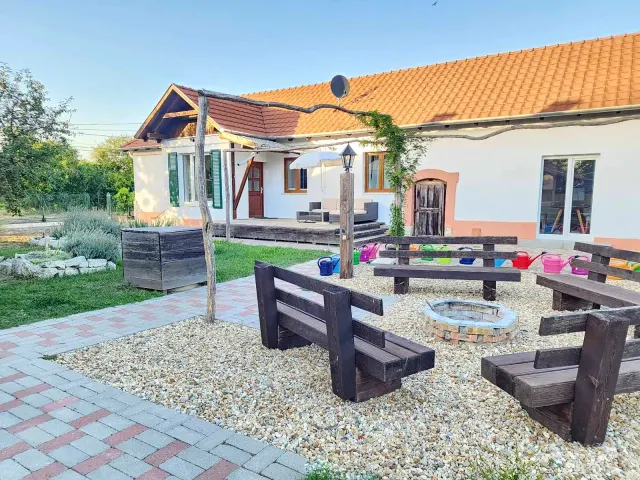 BookNoFees: Casa tranquila y espaciosa con jardín y fogata – Tiszatardos