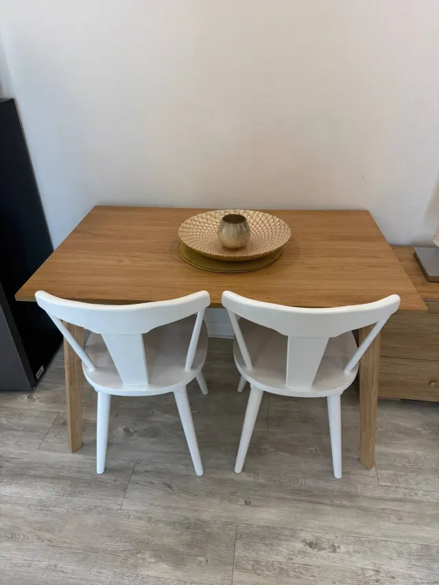 BookNoFees: renta vacacional en Cutler Bay, Estados Unidos – Área de comedor con una mesa de madera, dos sillas blancas y un centro de mesa decorativo
