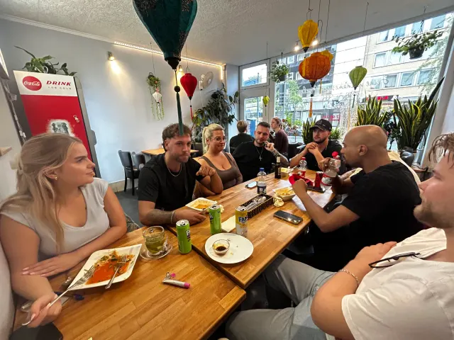 BookNoFees: Bar de tapas – Good morning Vietnam – Aachen – Restaurante con una mesa larga y farolillos de colores colgando del techo, foto 4