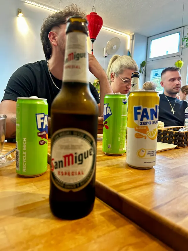 BookNoFees: Bar de tapas – Good morning Vietnam – Aachen – Restaurante con bebidas San Miguel y Fanta en la mesa, foto 3