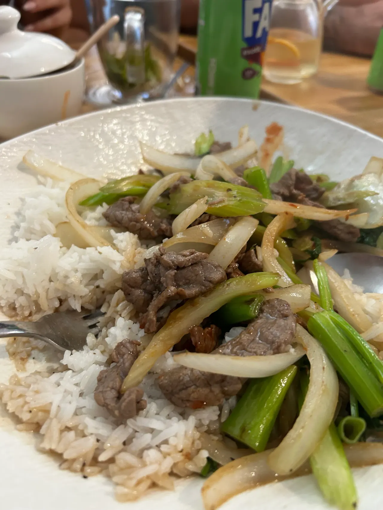 BookNoFees: Bar de tapas – Good morning Vietnam – Aachen – Restaurante con un plato de carne de res salteada y arroz blanco, foto 1