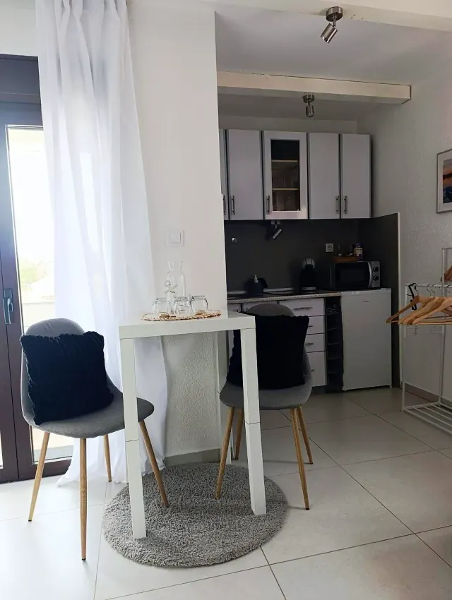 BookNoFees: Tranquilo departamento tipo estudio con balcón y piscina – Vir