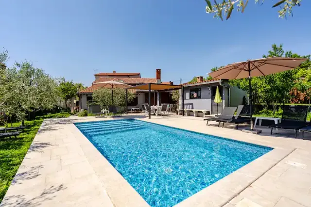 BookNoFees: renta vacacional en Pula – Amplio departamento Meme 1 con piscina en Pula