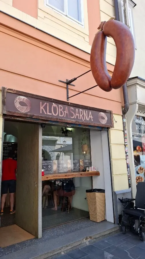 BookNoFees: Bar de tapas – Klobasarna – Ljubljana – La salchichería, foto 1