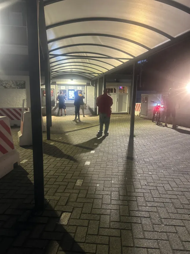 BookNoFees: Bar – Coffeeshop Down Under – Kerkrade – Entrada con personas y una bicicleta, foto 4