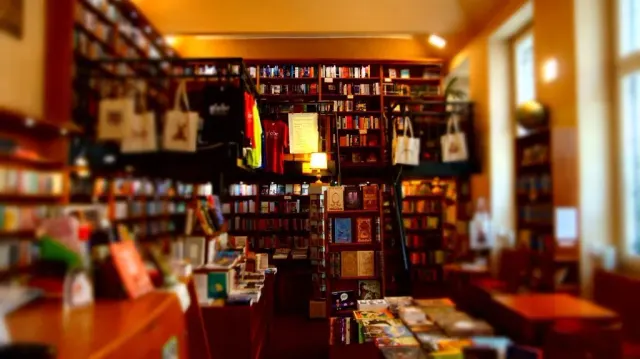 BookNoFees: Cafetería – Globe Bookstore & Café – Prague – Librería y cafetería Globe, foto 3