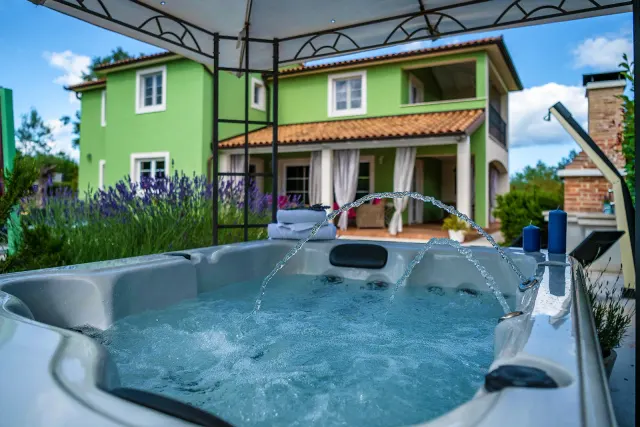 BookNoFees: renta vacacional en Rakalj – Villa Branka con piscina, jacuzzi y área de juegos