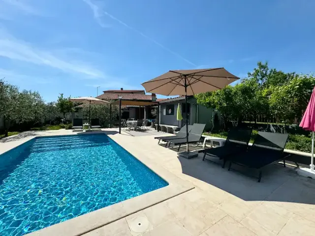 BookNoFees: renta vacacional en Pula – Meme 3 - Departamento de cuatro estrellas con gimnasio y piscina