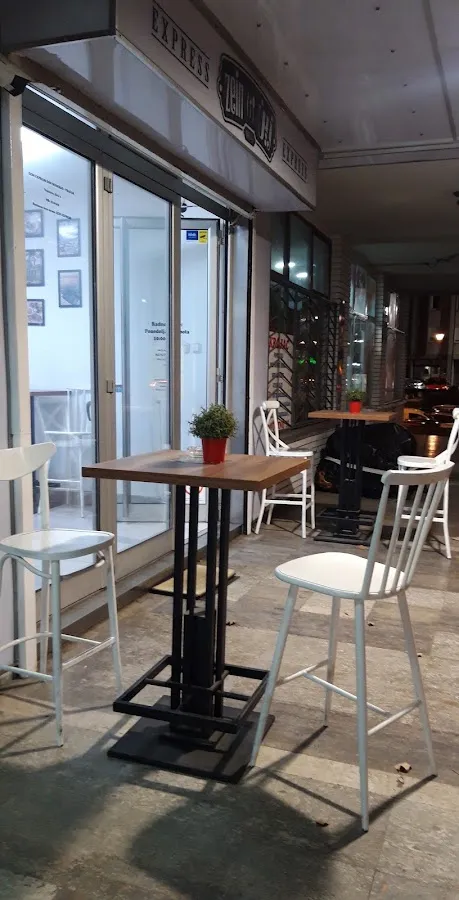 BookNoFees: Bar de tapas – Zein Express – Belgrade – ¿Qué Express?, foto 1