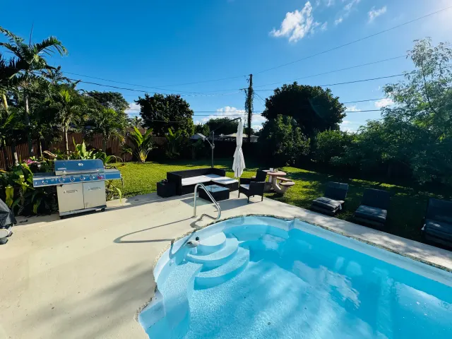 BookNoFees: renta vacacional en Cutler Bay – Tranquila casita con jardín y piscina