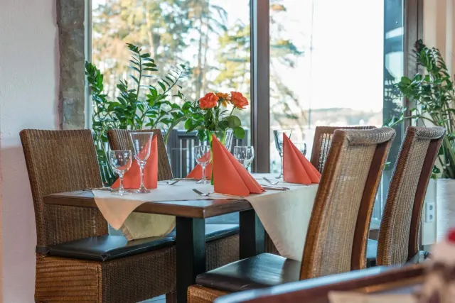 BookNoFees: Restaurante – Forsthaus am Möhnesee – Möhnesee – Casa forestal en el lago Möhnesee, foto 2
