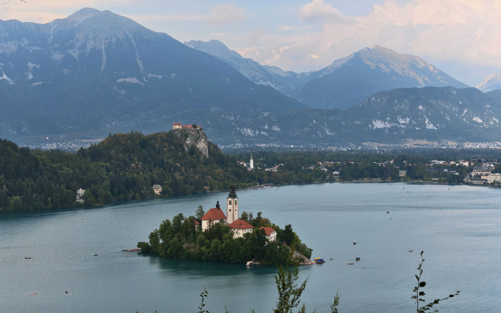 El lago de Bled con la iglesia de la isla frente a los Alpes