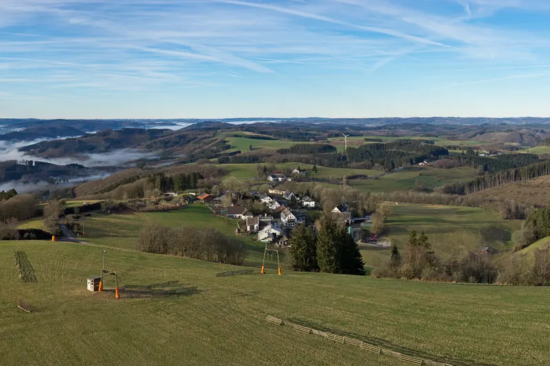 Wildewiese, en las colinas del Sauerland, con un telesquí en el prado y el pueblo a sus pies