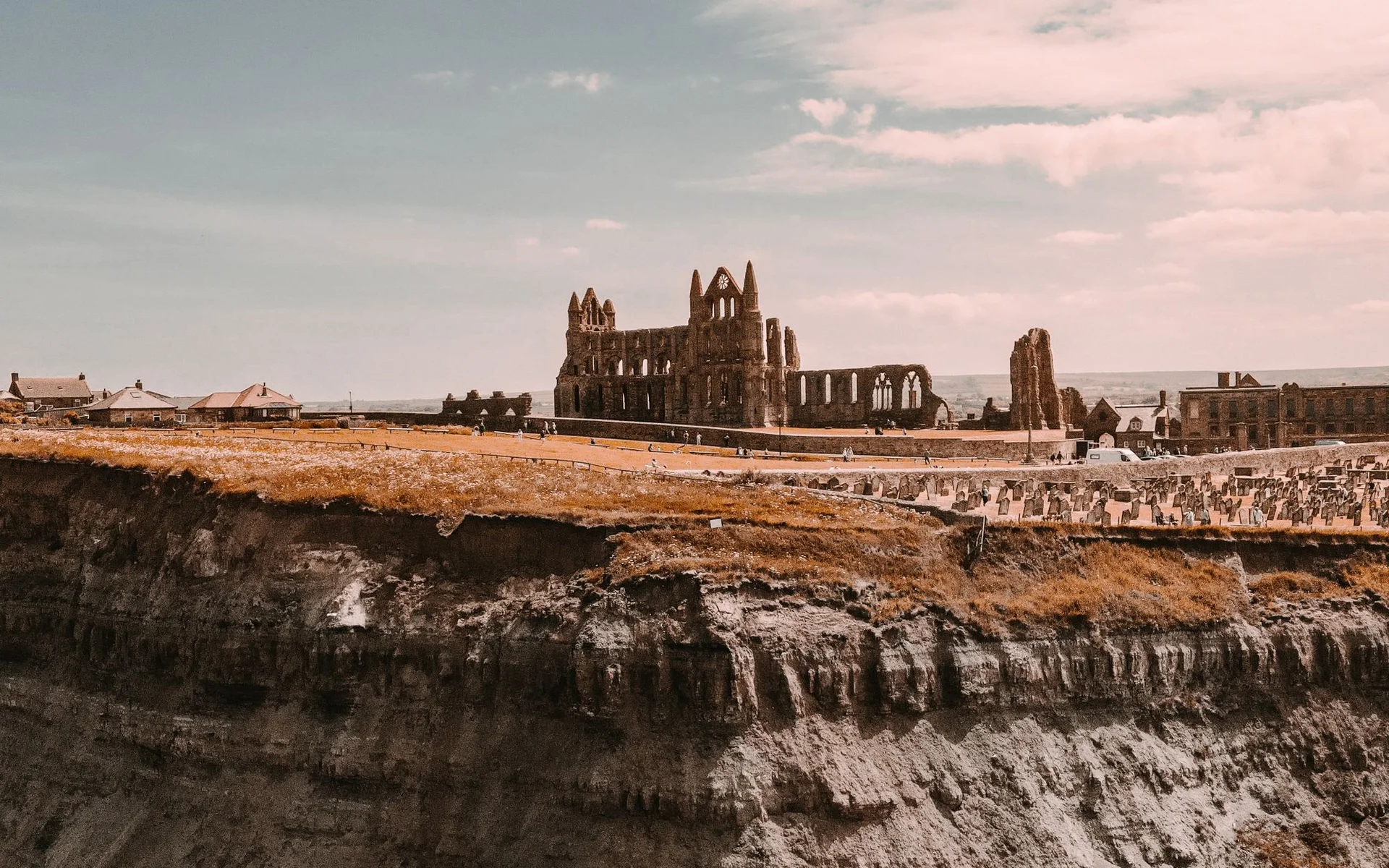 Las ruinas de la abadía de Whitby sobre la costa inglesa