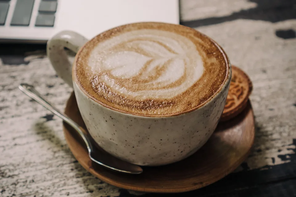 Foto de ejemplo: Capuchino en una taza de cerámica