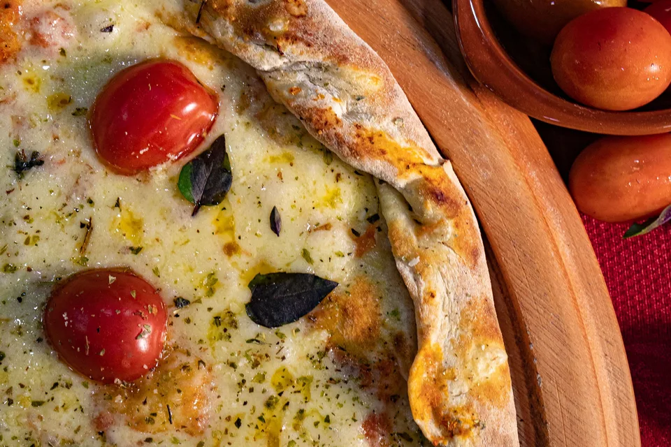 BookNoFees: Foto de ejemplo: Pizza de queso con tomates cherry