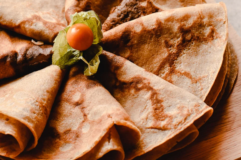 BookNoFees: Foto de ejemplo: Crepas dispuestas en un plato