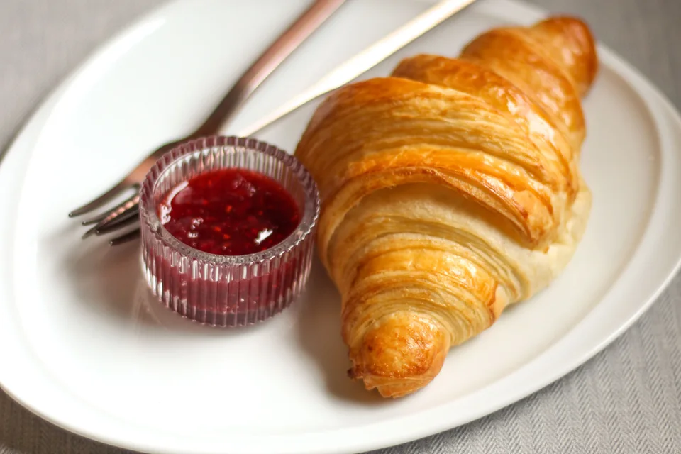 BookNoFees: Foto de ejemplo: Croissant servido con mermelada
