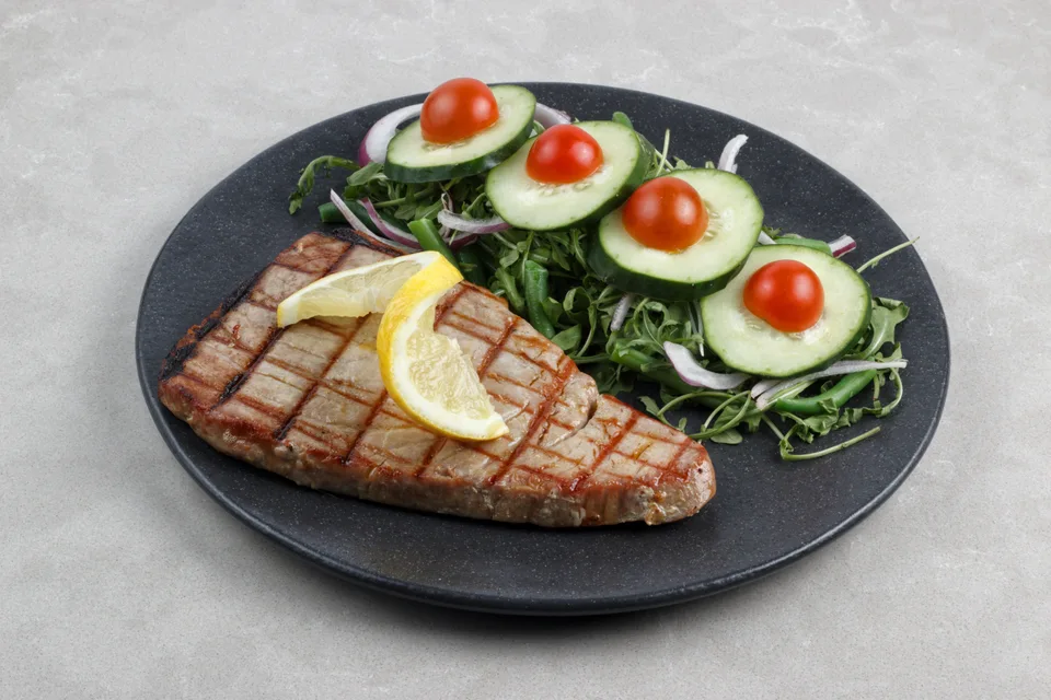 BookNoFees: Foto de ejemplo: Filete de atún a la parrilla con ensalada y limón