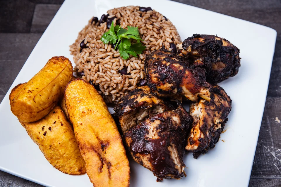 BookNoFees: Foto de ejemplo: Pollo al estilo jerk con arroz y plátano frito