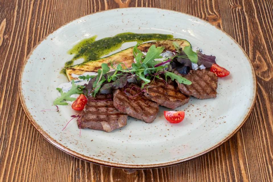 BookNoFees: Foto de ejemplo: Filete en rebanadas servido con verduras