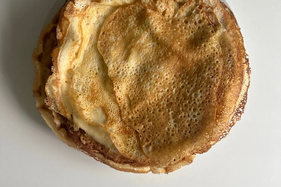 BookNoFees: Foto de ejemplo: Tortitas finas y doradas en un plato blanco