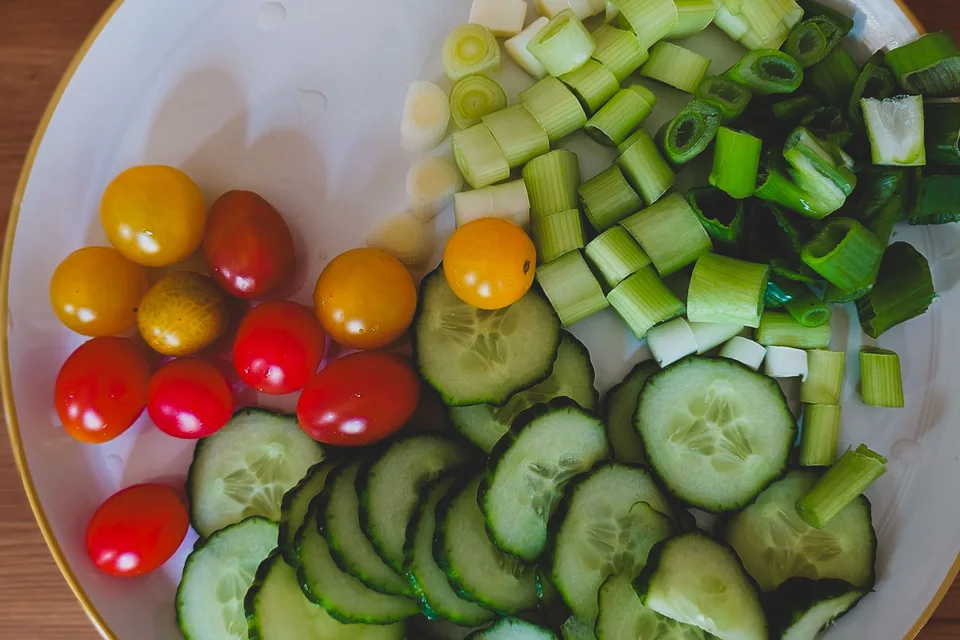 BookNoFees: Foto de ejemplo: Ensalada de verduras con pepino, jitomates y cebollitas