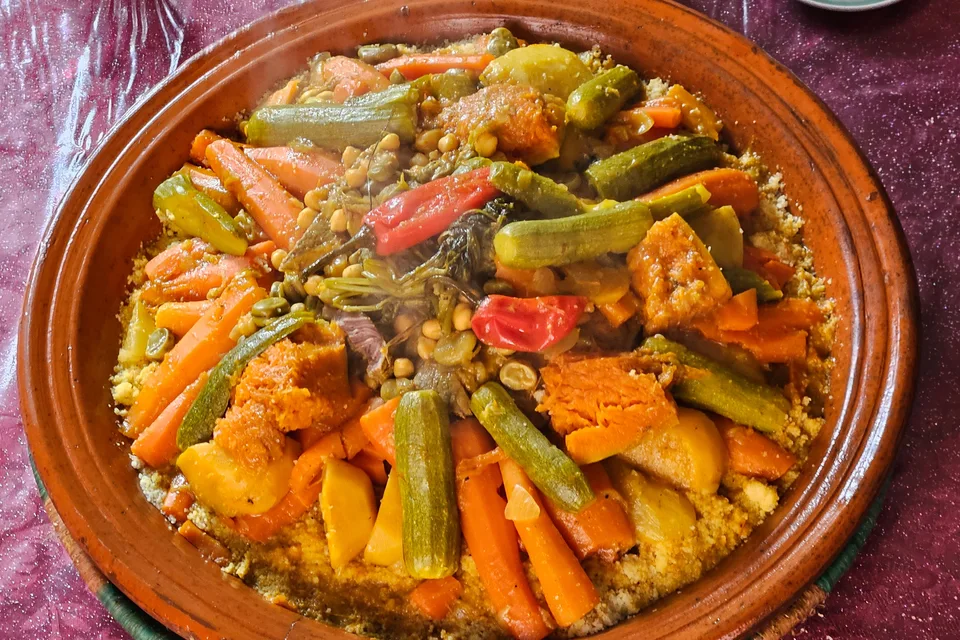 BookNoFees: Foto de ejemplo: Verduras coloridas servidas en un tajín